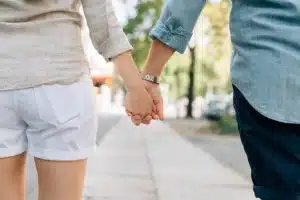 זוג מחזיק ידיים